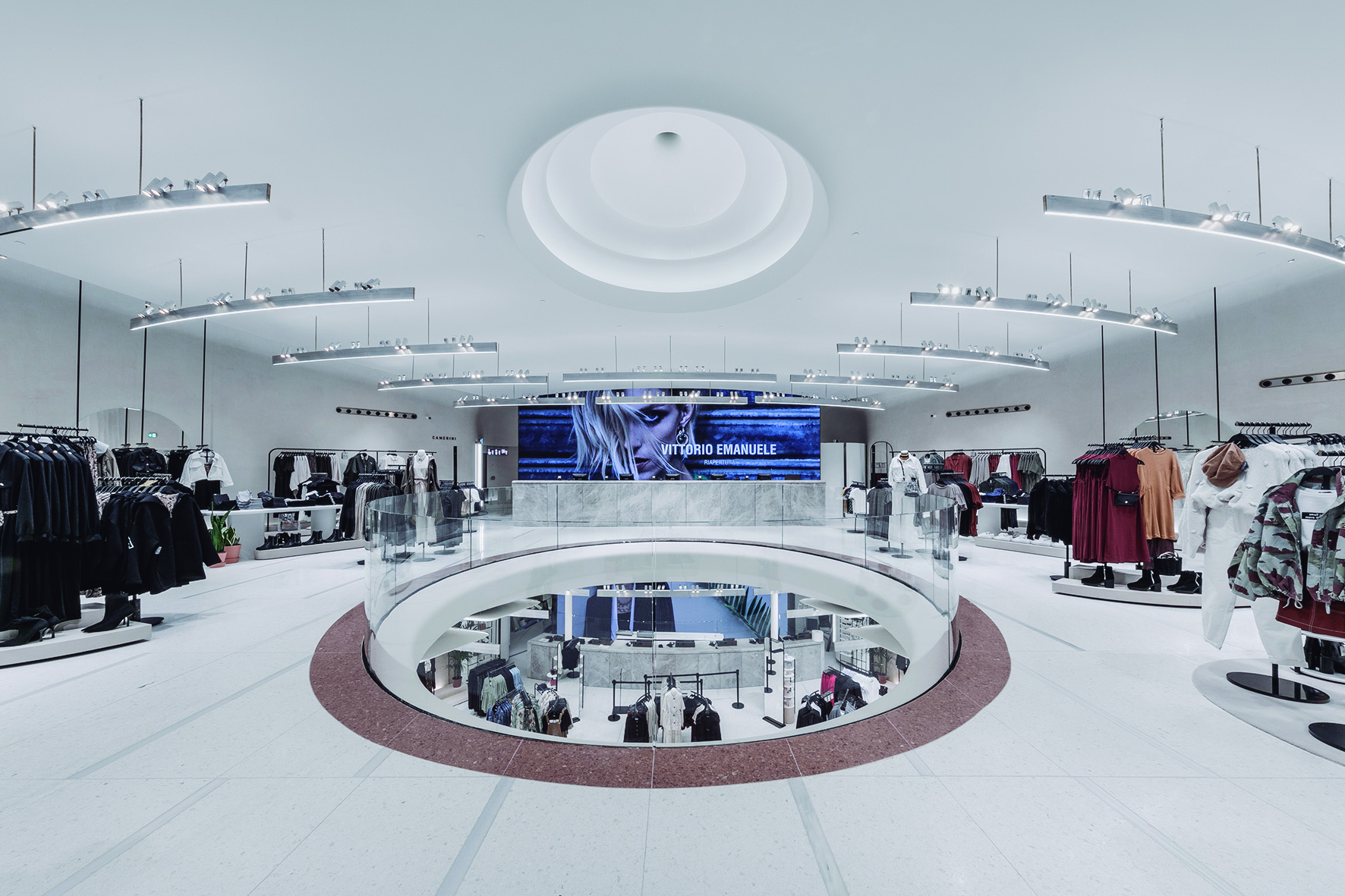 Флагманский это. Inditex Зара. Штаб квартира Индитекс. Zara Милан. Штаб квартира Зара.